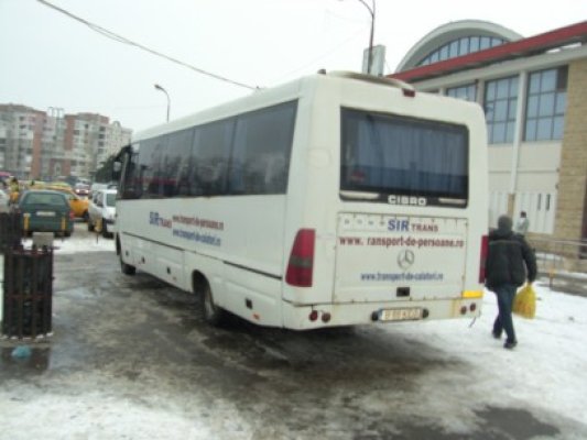 Cine are interes să împingă călătorii CFR spre microbuze?